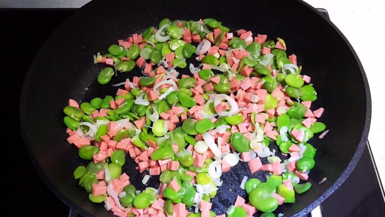 蚕豆火腿肠炒饭,翻炒2分钟