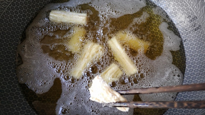香菠咕咾腐竹,在锅中加入适量的食用油,烧至五成热下入腐竹。