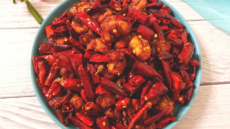辣子鸡,鸡块外焦里嫩鲜香微辣,带一点点花椒的麻香,太好吃了