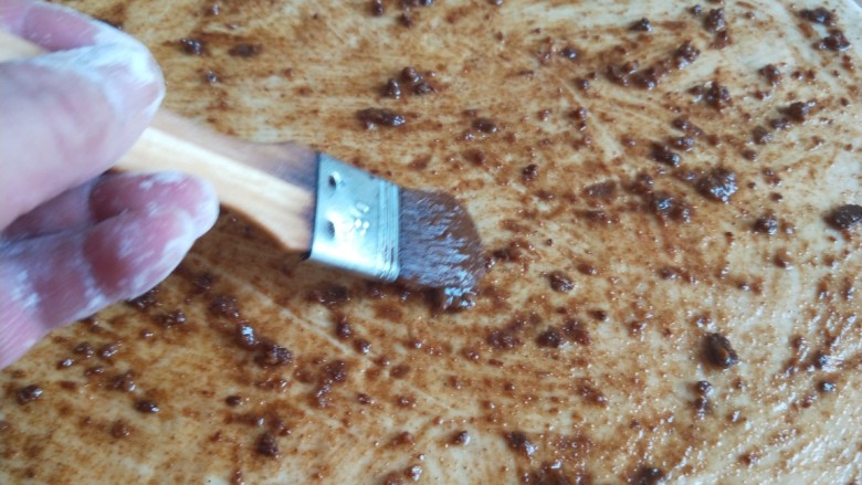宝宝千层肉龙 小披萨,刷上一层肉酱。
