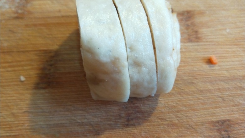 宝宝千层肉龙 小披萨,切成三片。