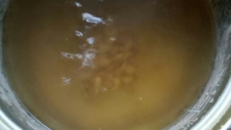#药膳# 黄芪山药羹,锅中加水和黄芪煮三十分钟。