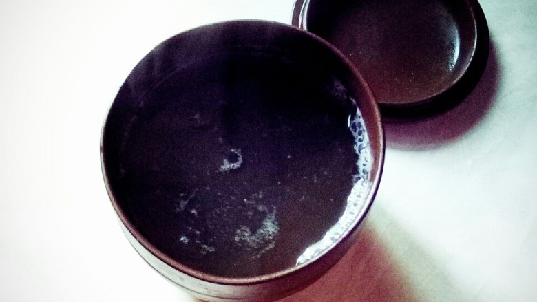 #药膳# 黄芪山药羹,盛入紫砂罐中。