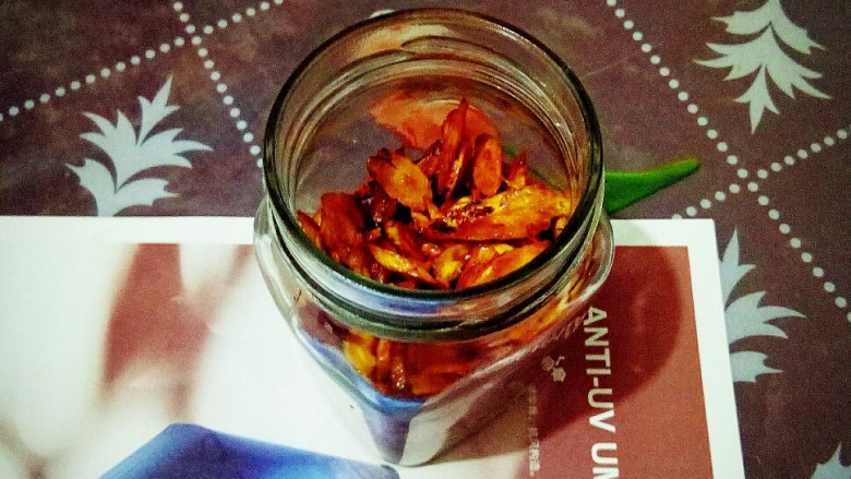 #药膳# 黄芪山药羹,制好的黄芪,放入蒸过的无水无油的玻璃瓶中。