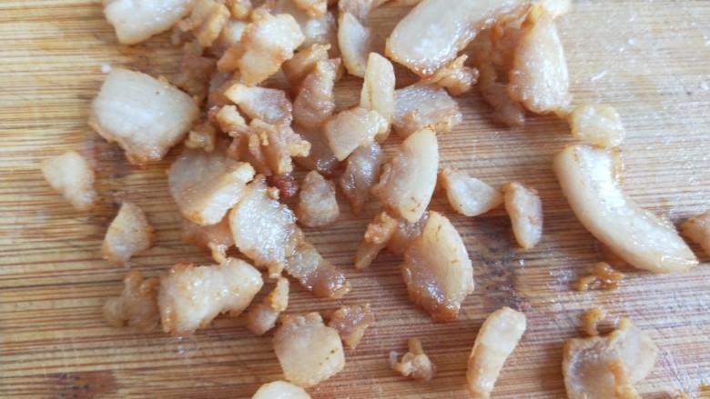 韭菜鸡蛋虾仁饺子,锅中倒入适量油,把肥肉切成小块煸炒出油,肉渣捞出来放在案板。
