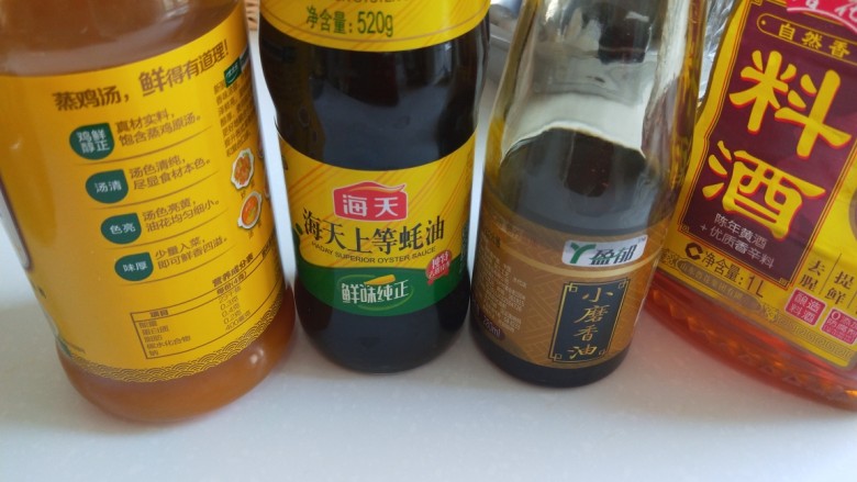 韭菜鸡蛋虾仁饺子,耗油,鸡汁,香油,料酒全部适量倒入。