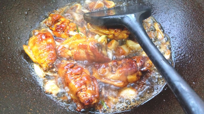 红酒焖鸡翅,加入少许生抽,<a style='color:red;display:inline-block;' href='/shicai/ 762'>老抽</a>,盐翻炒均匀