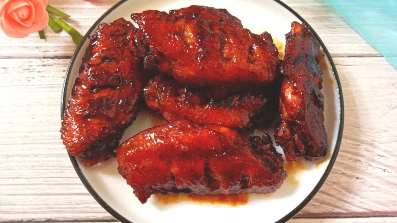 红酒焖鸡翅,色泽红润,酒香浓郁,肉质滑嫩,鸡翅好吃