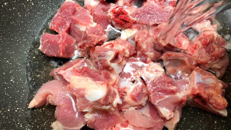 红豆薏米排骨汤,把浸泡好的排骨清洗干净,沥干水,放入锅里,倒入适量水,水量和排骨齐平,大火把水煮开。