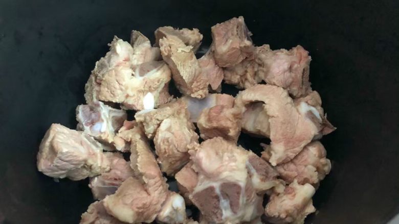红豆薏米排骨汤,排骨焯好血末,用清水冲洗干净,放入高压锅里。