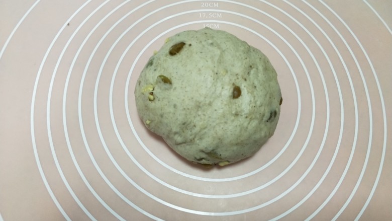 全麦葡萄干核桃面包,揉至扩展阶段将面团取出,加入葡萄干和核桃,用手揉进面团里