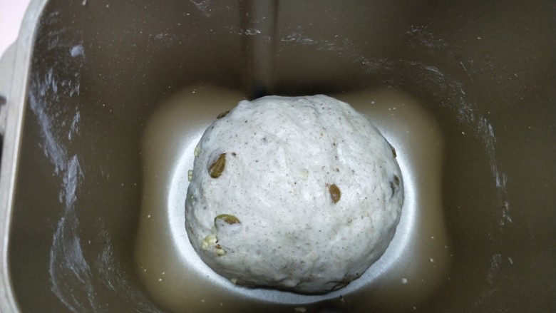 全麦葡萄干核桃面包,揉好的面团仍回面包桶中,用保鲜袋密封放入冰箱冷藏发酵