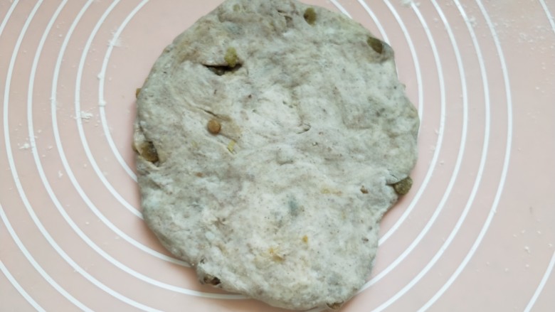 全麦葡萄干核桃面包,将松弛好的面团压扁,擀成大的椭圆形