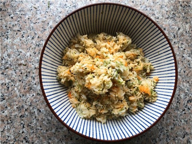 海苔肉松包饭,把所有的材料拌匀。