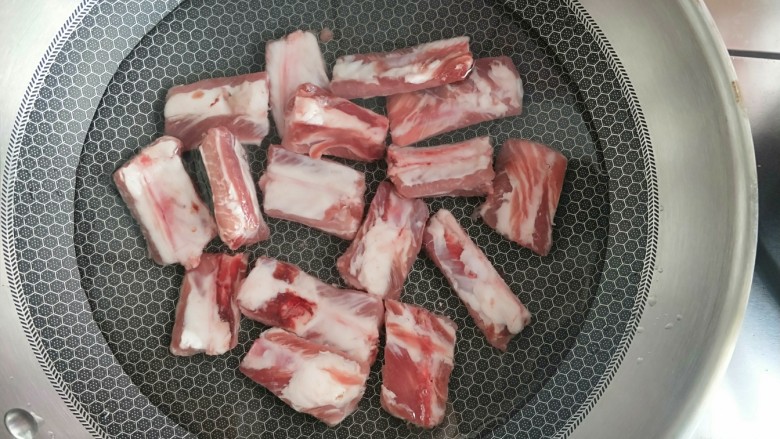 番茄小排土豆汤,排骨冷水下锅。煮出血沫,捞出控水。