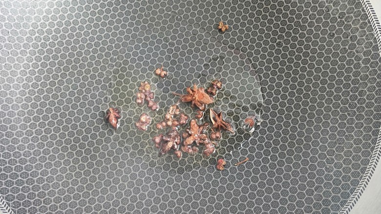 番茄小排土豆汤,炒锅倒油,把大料花椒炸一下,捞出扔掉。