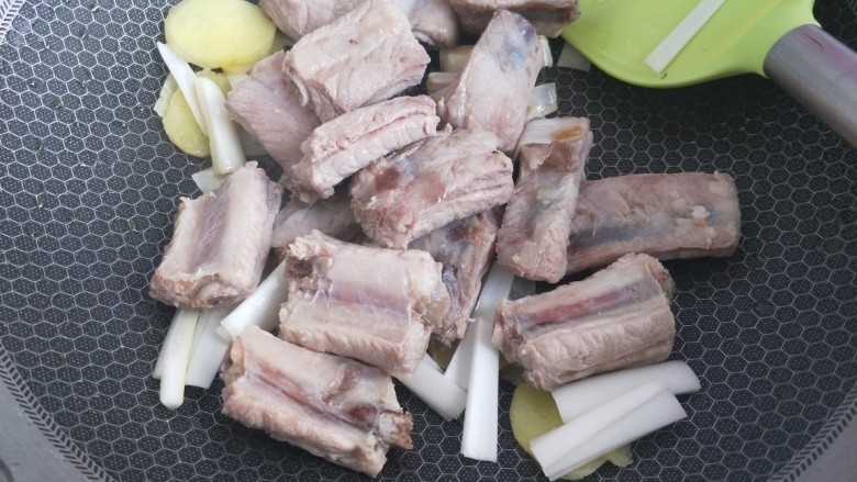 番茄小排土豆汤,倒入排骨翻炒,加料酒去腥。