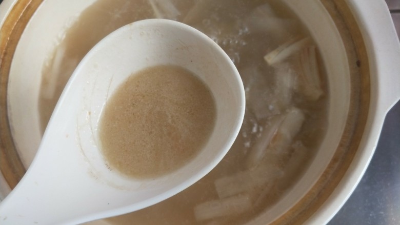 番茄小排土豆汤,煮开后,撇去表面的油脂和浮沫。加适量盐,几滴醋,然后盖盖子中小火炖。