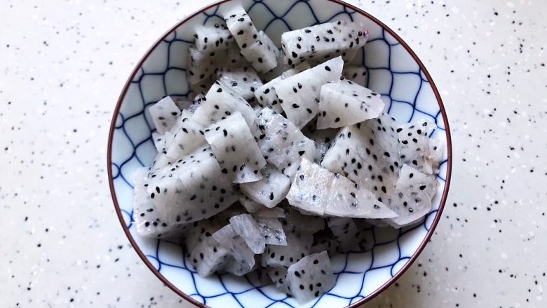 粉红少女心~蜂蜜西红柿火龙果汁,火龙果去皮之后切成小块