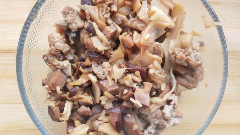 猪肉春笋糯米烧麦,加盐,炒好出锅。
