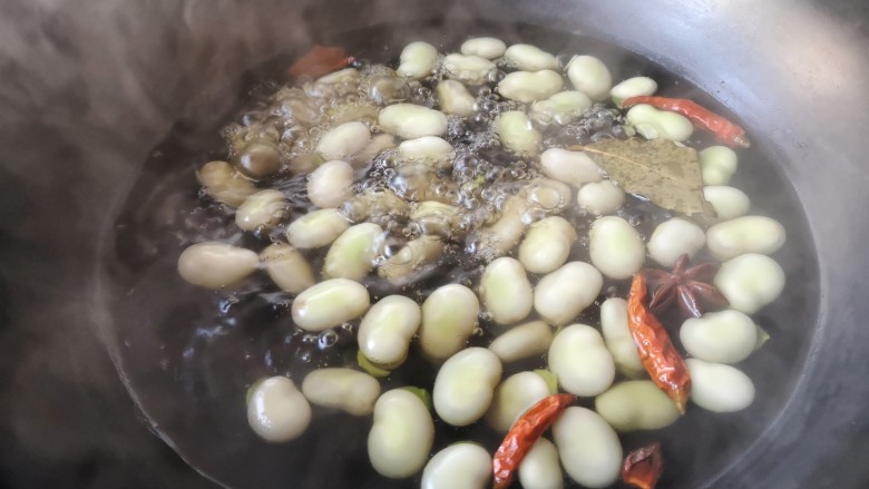 葱油腊味鲜蚕豆,先煮过再炒的蚕豆吃起来会有粉糯的口感。蚕豆如果是那种特别幼嫩的小豆,则可以免去提前煮的环节。