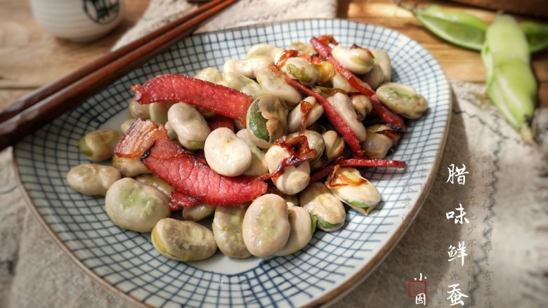葱油腊味鲜蚕豆,春天的新蚕豆有着无可替代的粉糯口感,外皮包裹着浓郁的葱油香气和腊味儿,一季一会的美好食材要认真做好吃才不辜负。