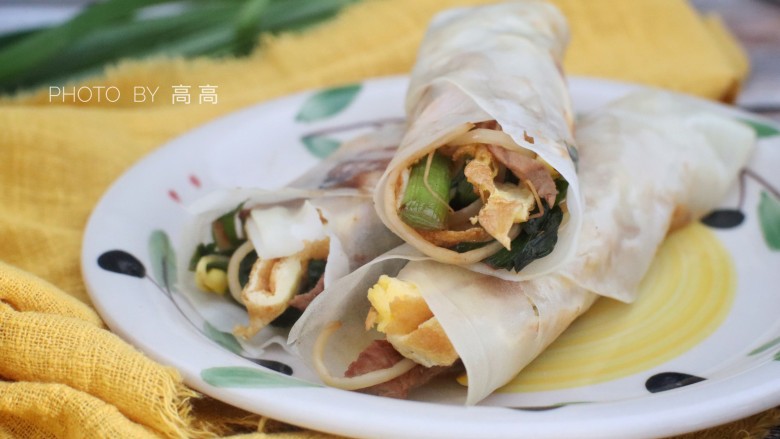 自制春卷皮,刷点面酱卷起来,一口一个。