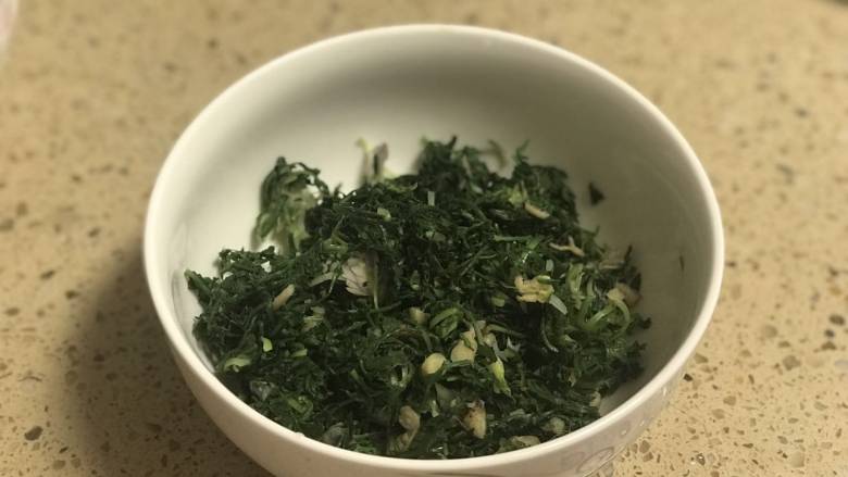 野菜包子,捏干荠菜里的水分,剁碎备用。