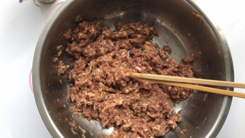 野菜包子,肉馅加葱末油酱油料酒盐<a style='color:red;display:inline-block;' href='/shicai/ 10588'>糖</a>拌匀,然后加少量水顺时针搅拌至粘稠。