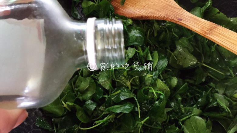 上海本帮菜 草头圈子,还有少许的<a style='color:red;display:inline-block;' href='/shicai/ 900'>白酒</a>,快速煸炒后盛出。