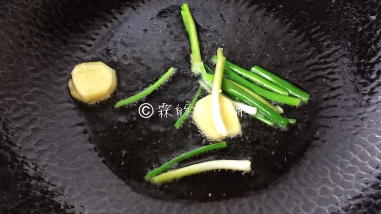 上海本帮菜 草头圈子,先把葱姜放入,煸香。