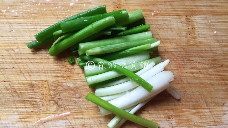 上海本帮菜 草头圈子,小葱切段,姜切片。