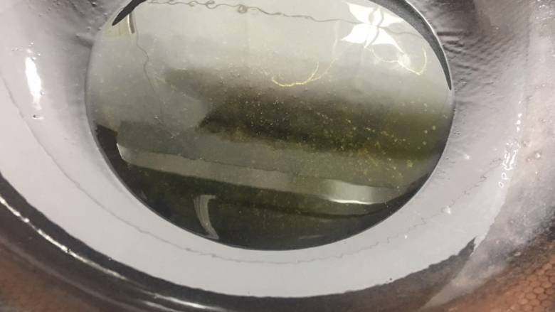 香椿炒鸡蛋,锅里放入适量的油,少许多一点