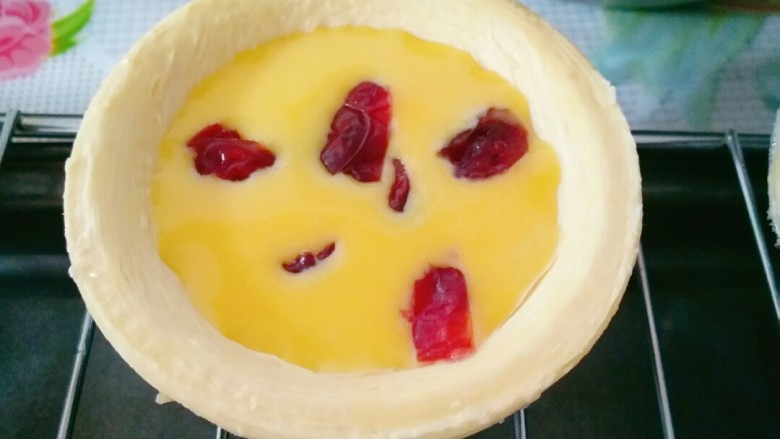 美味蛋挞,再倒入蛋挞皮中七八分满,再放上蔓越莓
