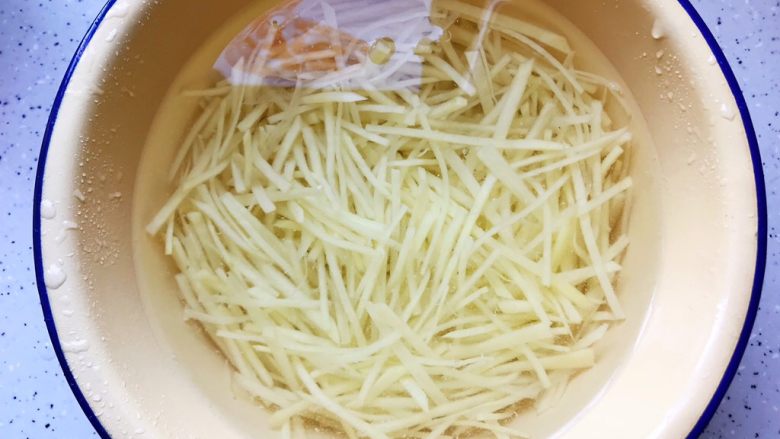 蚝油哈红肠土豆丝,水变得清澈就行了,继续泡着