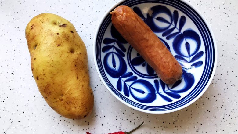 蚝油哈红肠土豆丝,首先我们准备好所有食材