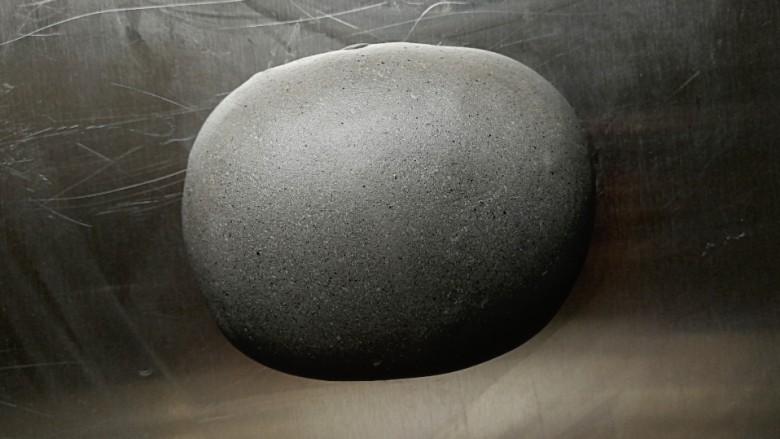 黑芝麻酱馒头,揉成面团后放在案板上揉至光滑的面团,盖上保鲜膜醒10分钟