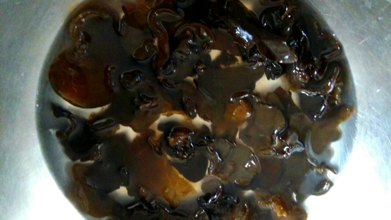 青椒木耳炒鸡肉,<a style='color:red;display:inline-block;' href='/shicai/ 233'>木耳</a>提前泡发，洗净，撕成小块