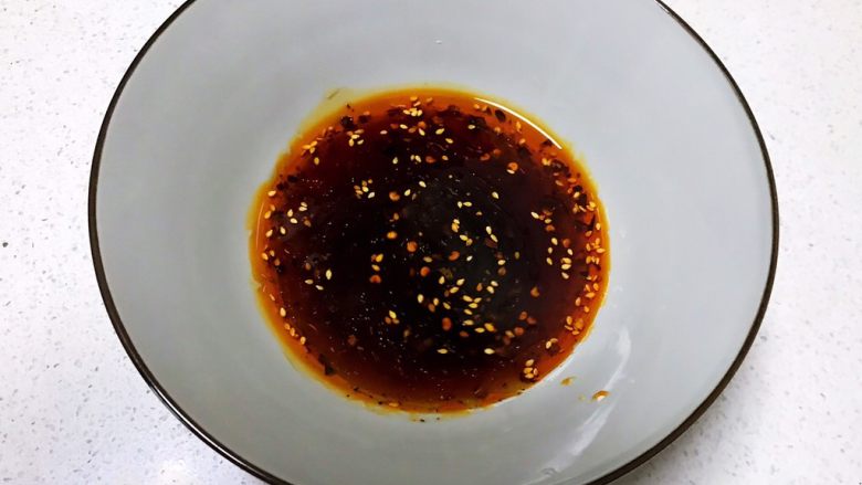 猪肉甜玉米馅抄手,调制碗汁:香油,蚝油,精盐,<a style='color:red;display:inline-block;' href='/shicai/ 756'>鸡精</a>,红辣油,调匀后加入100ml开水