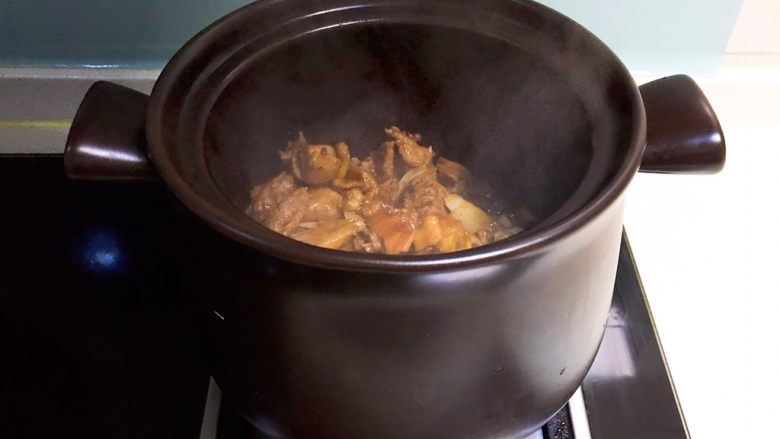 红烧鸭肉,把炒好的老鸭倒入砂锅加入开水,水量没过食材