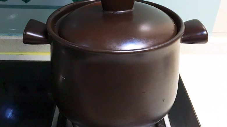 红烧鸭肉,盖上锅盖,大火烧开后小火慢烧20分钟