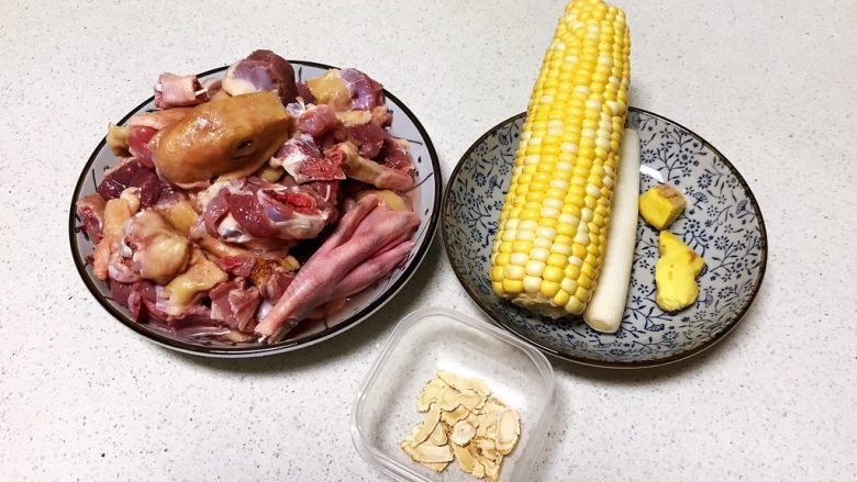 红烧鸭肉,准备食材:鸭肉清洗干净,<a style='color:red;display:inline-block;' href='/shicai/ 508'>甜玉米</a>,黄芪,大葱,鲜姜
