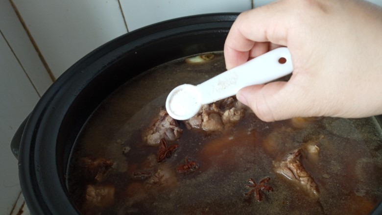 家常红烧排骨,加盐调味,大火烧开,小火慢炖