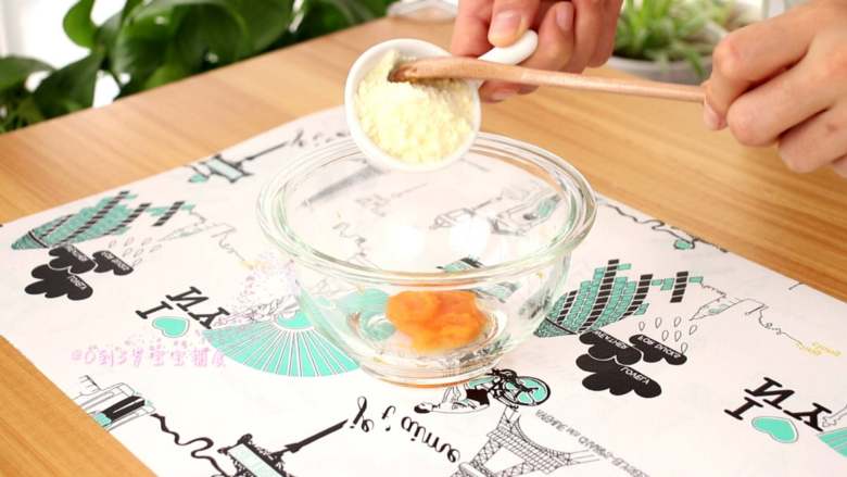 南瓜溶豆,南瓜泥中依次倒入宝宝奶粉和玉米淀粉
tips:奶粉最好选用1段2段的宝宝奶粉,不易消泡的奶粉,我这里用的是美素佳儿3段的奶粉,2段和1段也可以