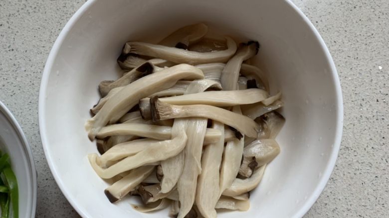 手撕杏鲍菇,蒸熟的杏鲍菇晾凉,撕成细条,越细越入味