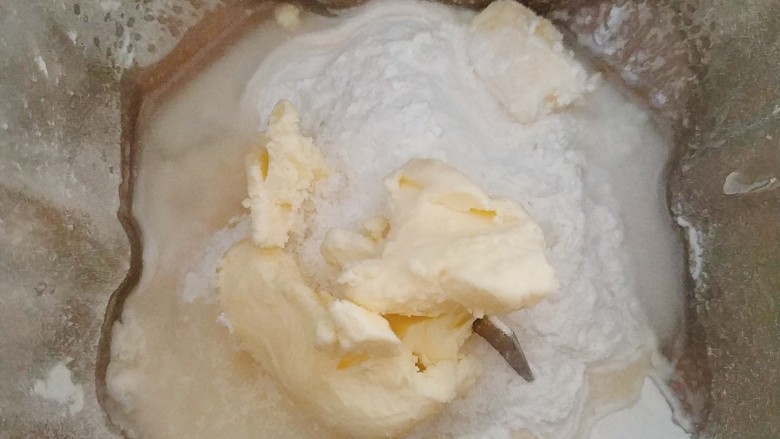桃花酥,材料A水油皮的所有材料,先液体后粉类,加入面包机,揉面一个程序20分钟;