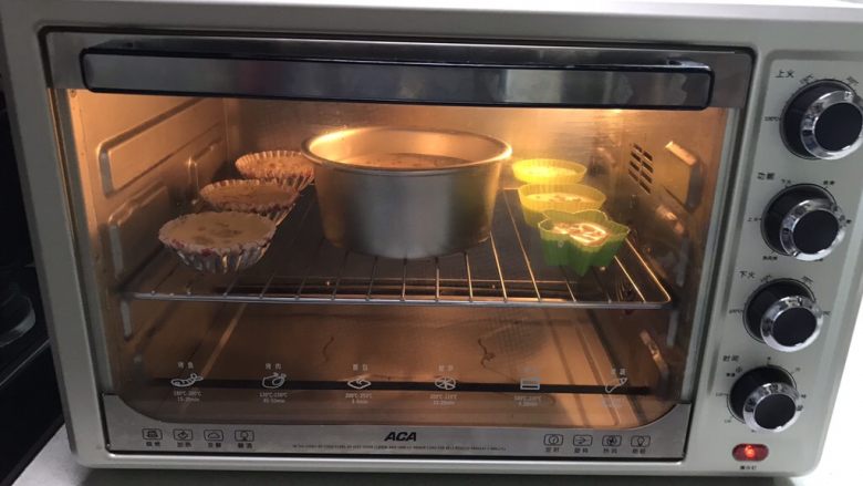 不加一滴水的原味蛋糕,把蛋糕模具放入提前预热好的烤箱里,上下火170W,烤40分钟