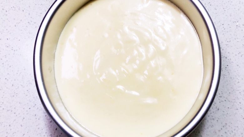不加一滴水的原味蛋糕,把蛋白糊倒入6寸蛋糕模具,拿起蛋糕模具用力振几次,振出气泡