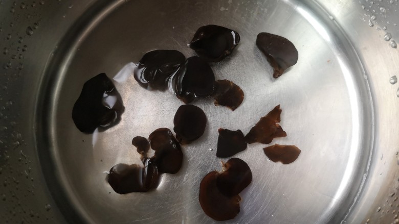洋葱木耳炒鸡蛋#吃出好身材#,将泡发的木耳入开水焯2-3分钟。
