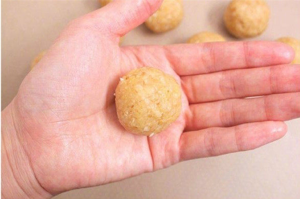 燕麦饼干,用手掌搓成若干个小丸子状;